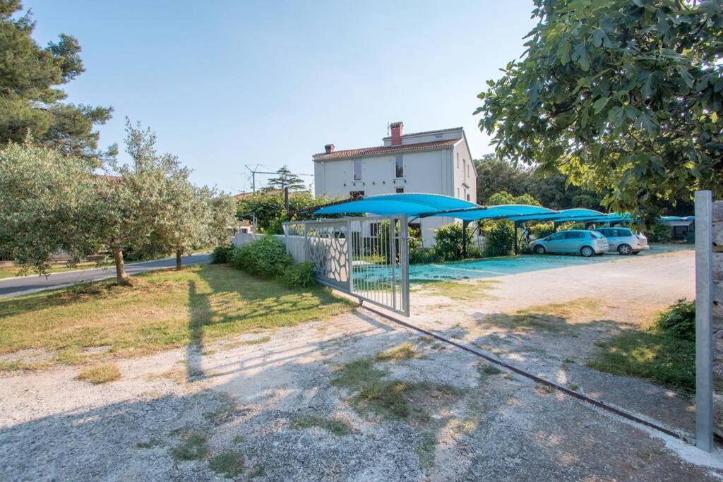 Predivan Novouredeni Apartman U Blizini Mora Banjole Bagian luar foto