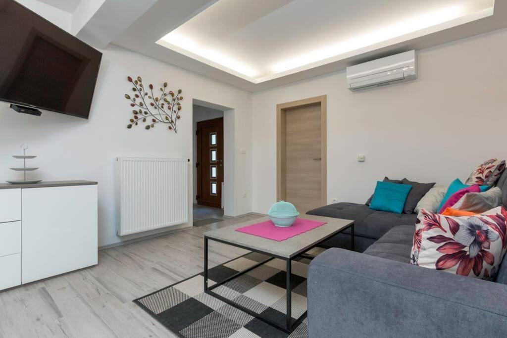 Predivan Novouredeni Apartman U Blizini Mora Banjole Bagian luar foto