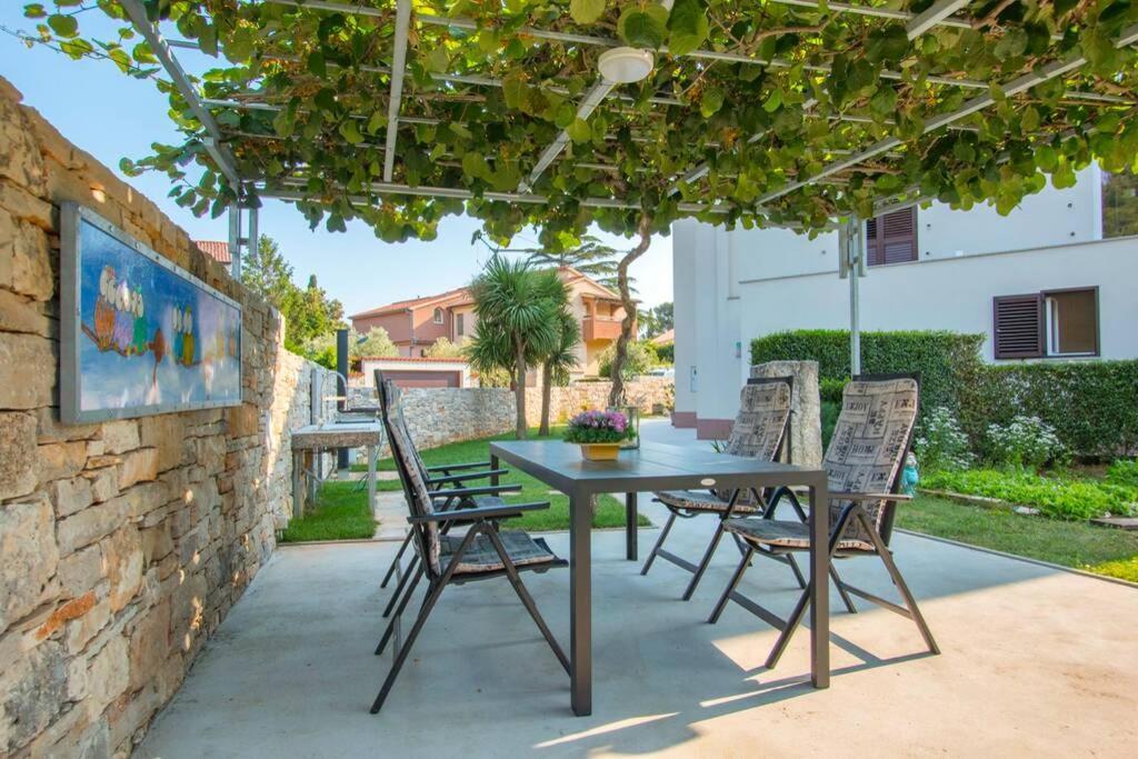 Predivan Novouredeni Apartman U Blizini Mora Banjole Bagian luar foto